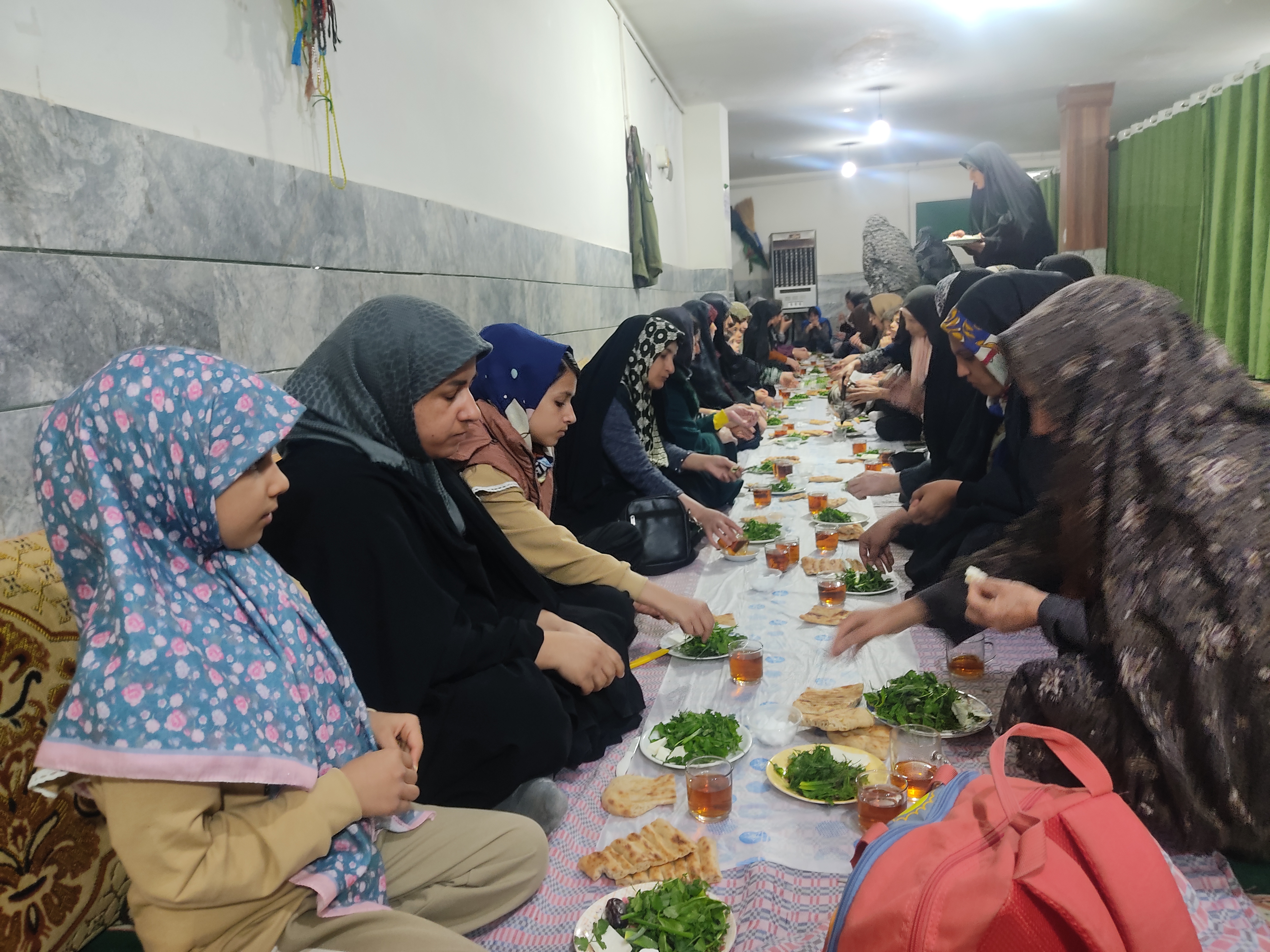 افطاری ساده در مسجد پنج‌تن آشخانه 